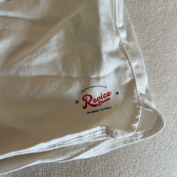 REVICE Weekend Short - Picture 6 of 10